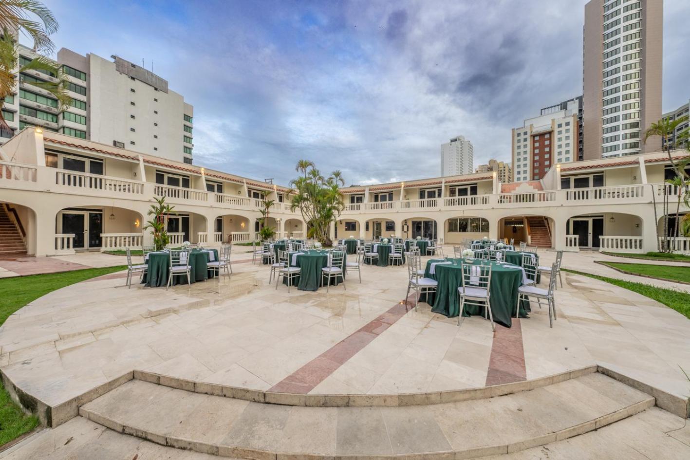 Hotel El Panama By Faranda Grand, A Member Of Radisson Individuals Exterior photo The courtyard of the hotel